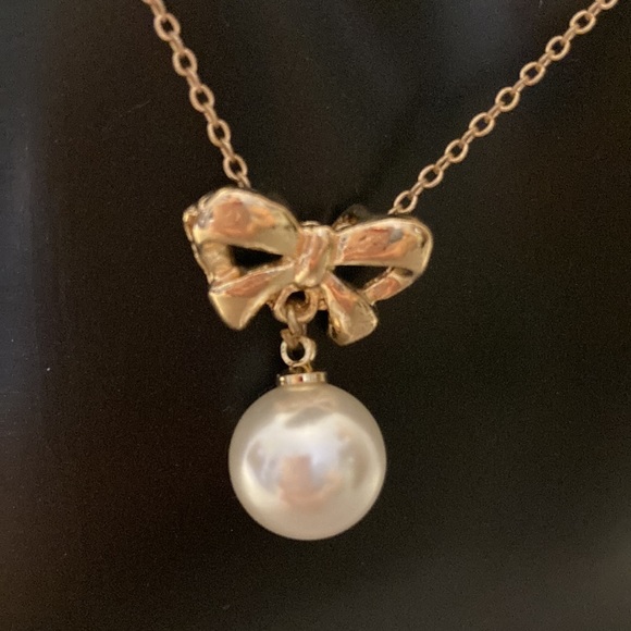 NWOT - Goldtone Sliding Bow Charm Pearl Necklace and Earrings Set - Picture 7 of 11